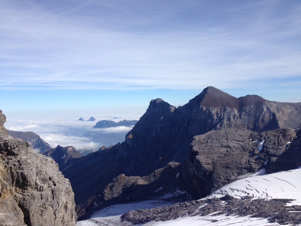 Der stolze Uri Rotstock. Wer erkennt die beiden kleinen Schwyzer Spitzen, die aus dem Nebel ragen?