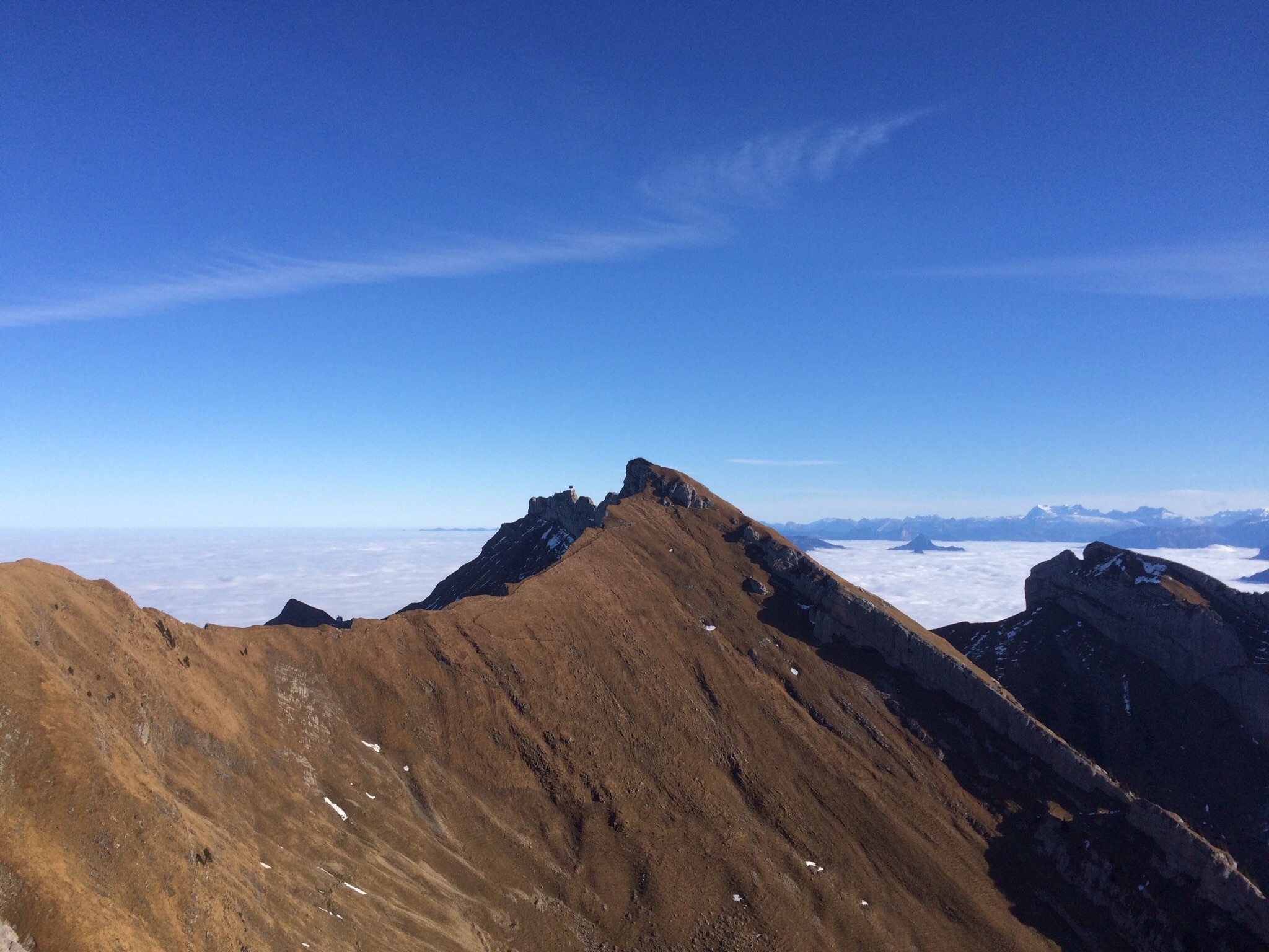 Der Gipfelblick hinüber zum Tomlishorn und zur verlassenen Bergstation